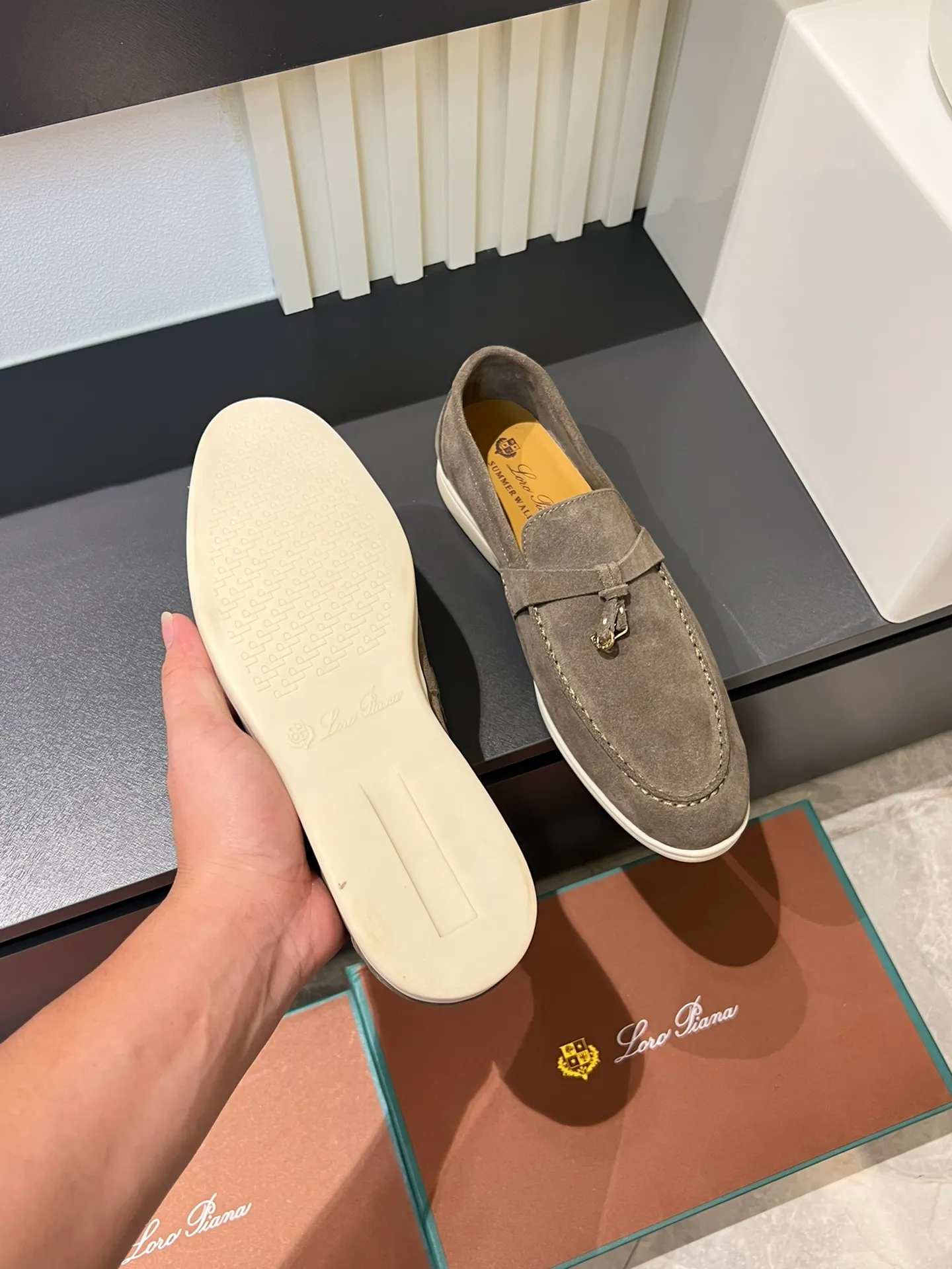 Men's shoes 💰p360 "Loro men's shoes 💰pian'*" Classic L men's shoes for couples 💰p Top version British flat loafers, a must-have item in old money style, the minimalist design is eye-catching and durable, a plus point for dressing The soft foot feel and texture are outstanding. They don’t scratch your feet and are very nice. They are matched with soft and waxy soles. They can be worn daily for a long time without getting tired. They are easy to wear, versatile and classic items, with perfect foot feel and texture! Imported cashmere fabric, the lining is made of imported A-grade water-dyed cow lining, the top version of the genuine leather midsole is sewn with pure handmade mark thread! Size: Female 35-40 (34. Customized) Male 38-44 (45.46. Customized)